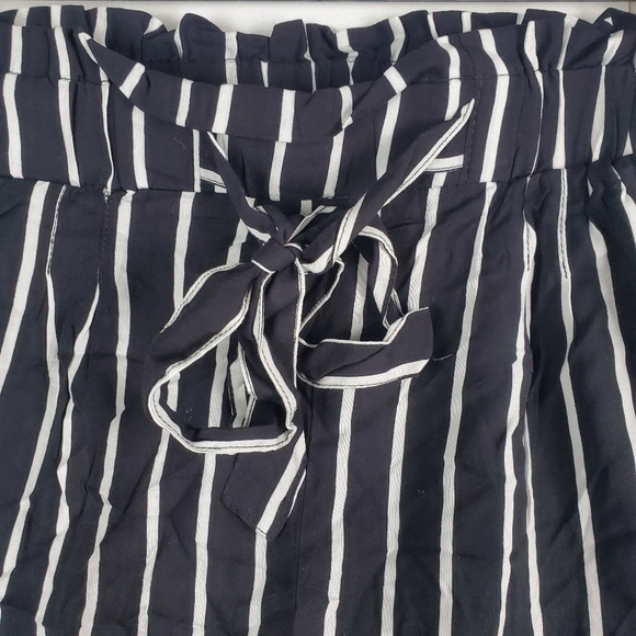 Ambiance Apparel Black/White Striped Paper Bag Shorts High Waist With Tie Size M - Picture 2 of 5